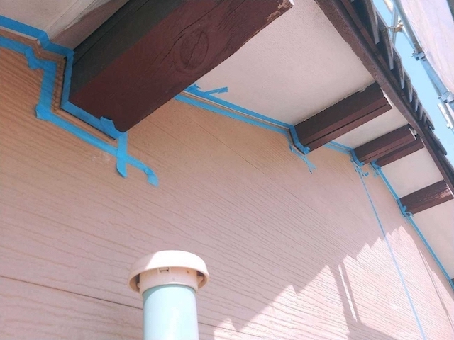 軒天と外壁の間を養生